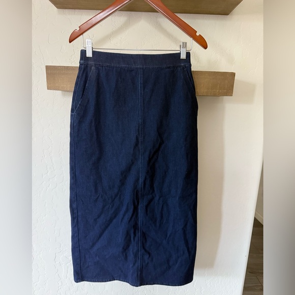 Uniqlo|Classic Midi Denim Skirt in dark wash,high waisted•XS & stretchy pull-on - Picture 5 of 15